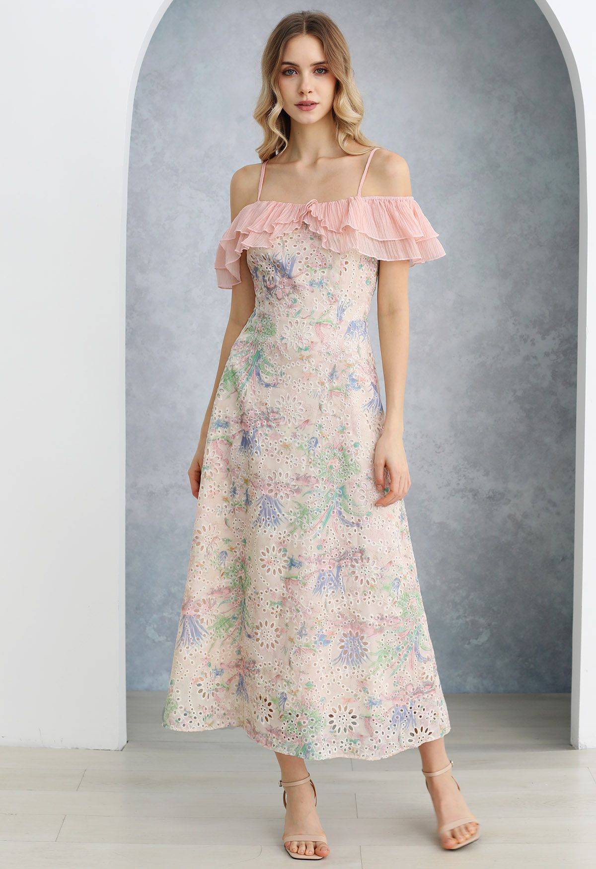 Vestido con hombros descubiertos y volantes bordados con ojales y estampado floral