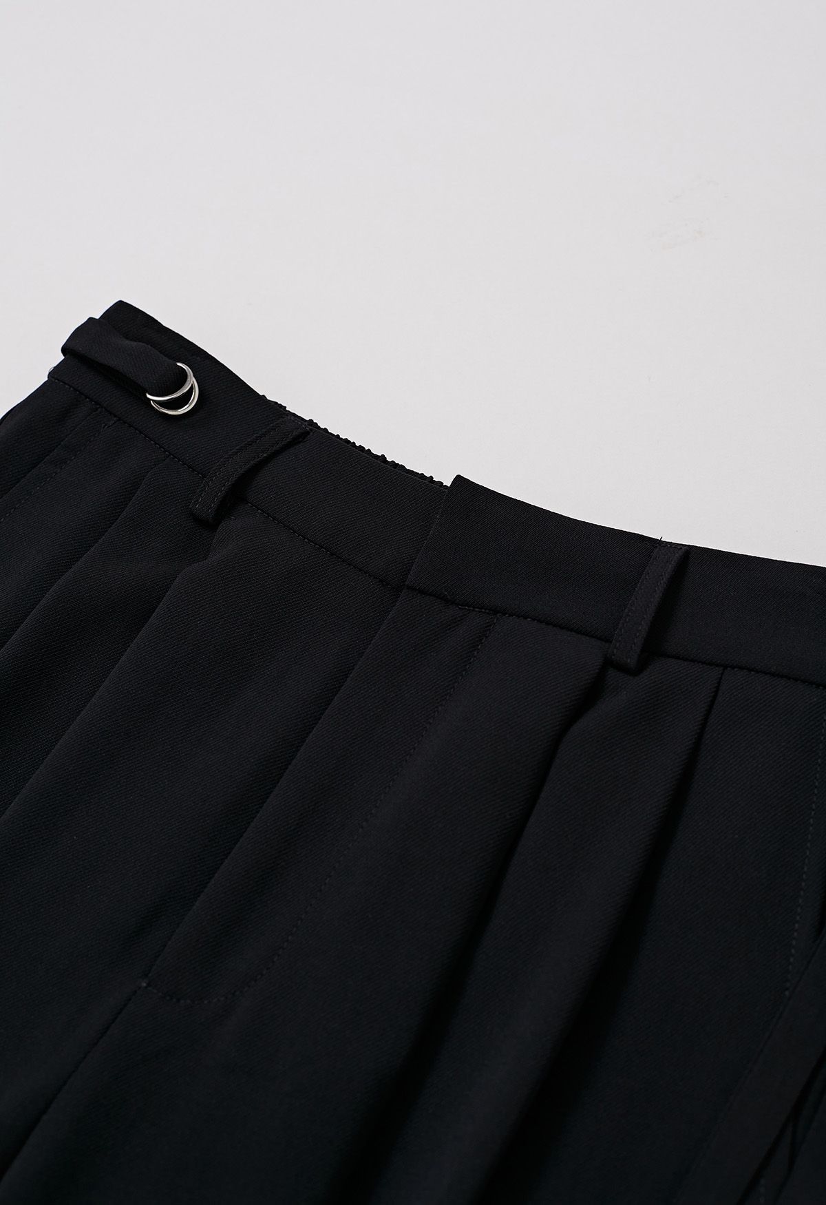 Pantalones palazzo plisados con cintura con cinturón en negro