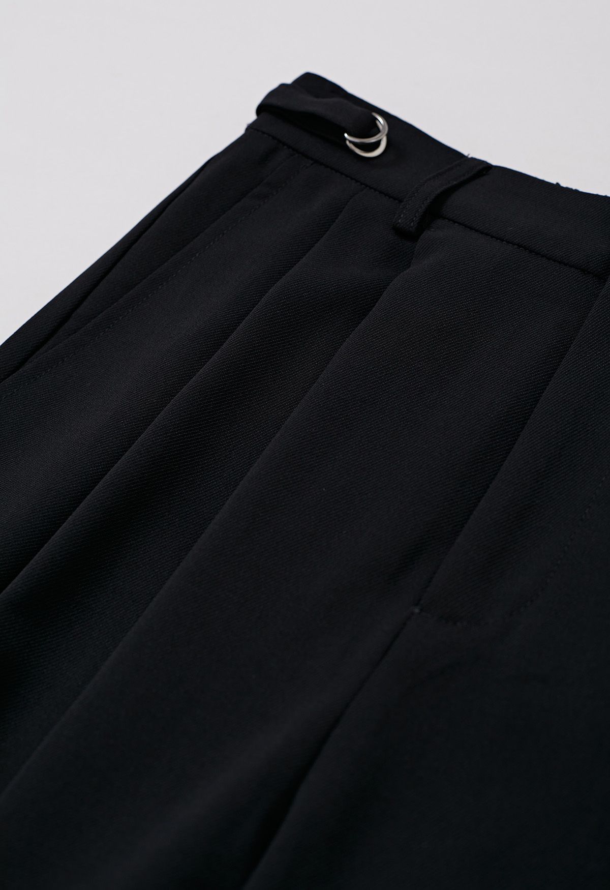 Pantalones palazzo plisados con cintura con cinturón en negro