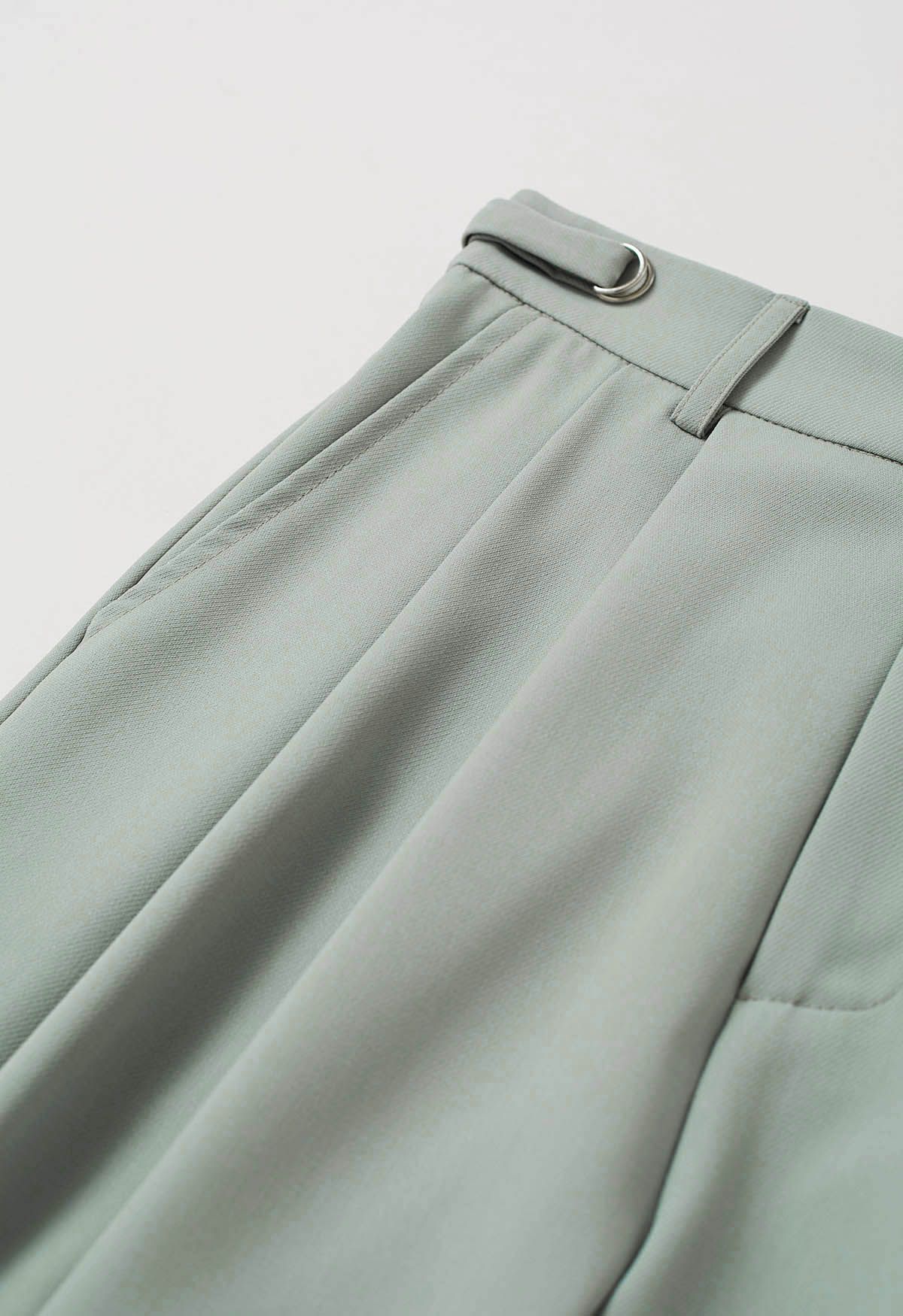 Pantalones palazzo plisados con cintura con cinturón en verde guisante