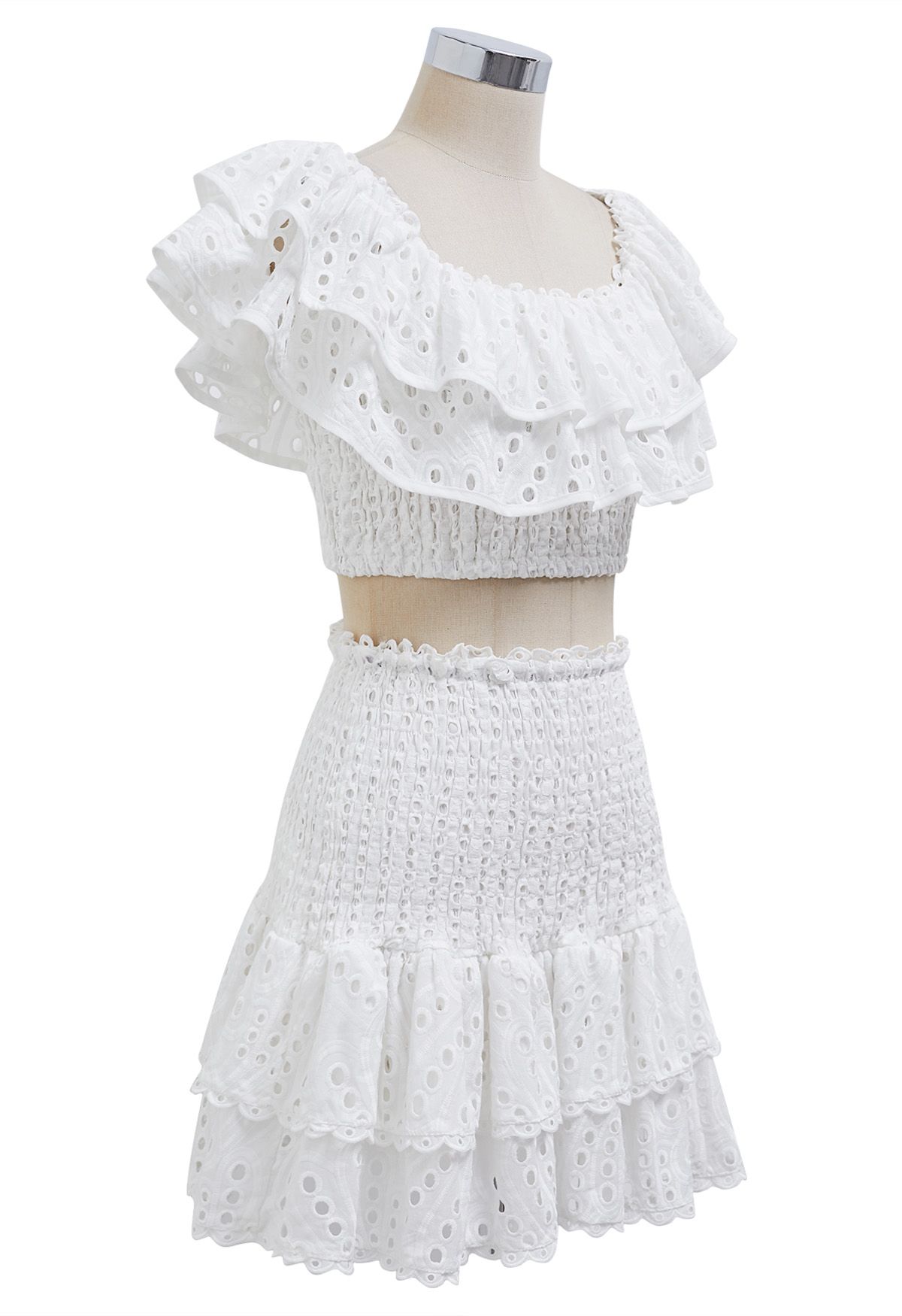 Conjunto de minifalda y top corto fruncido con hombros descubiertos y volantes en blanco