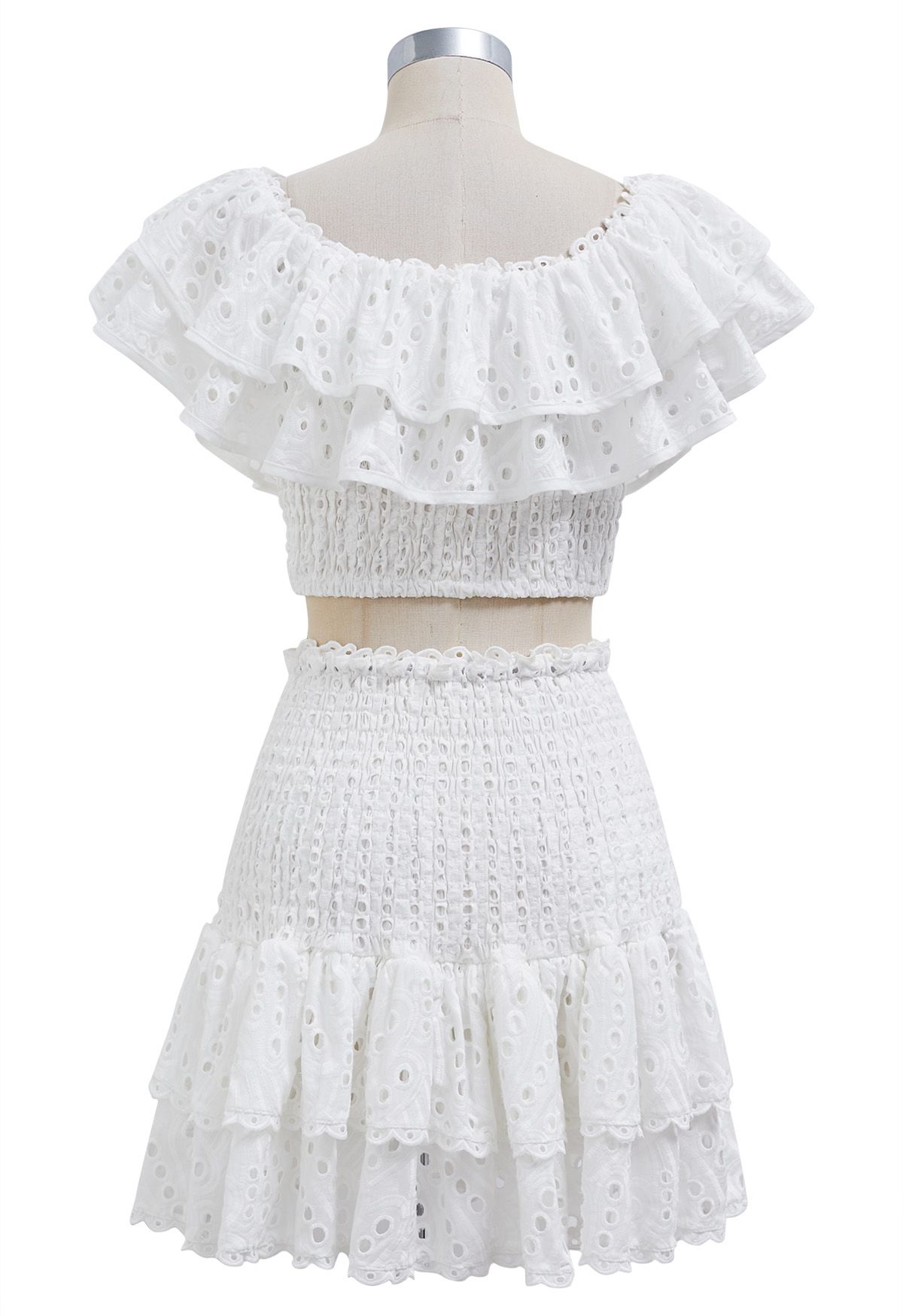 Conjunto de minifalda y top corto fruncido con hombros descubiertos y volantes en blanco