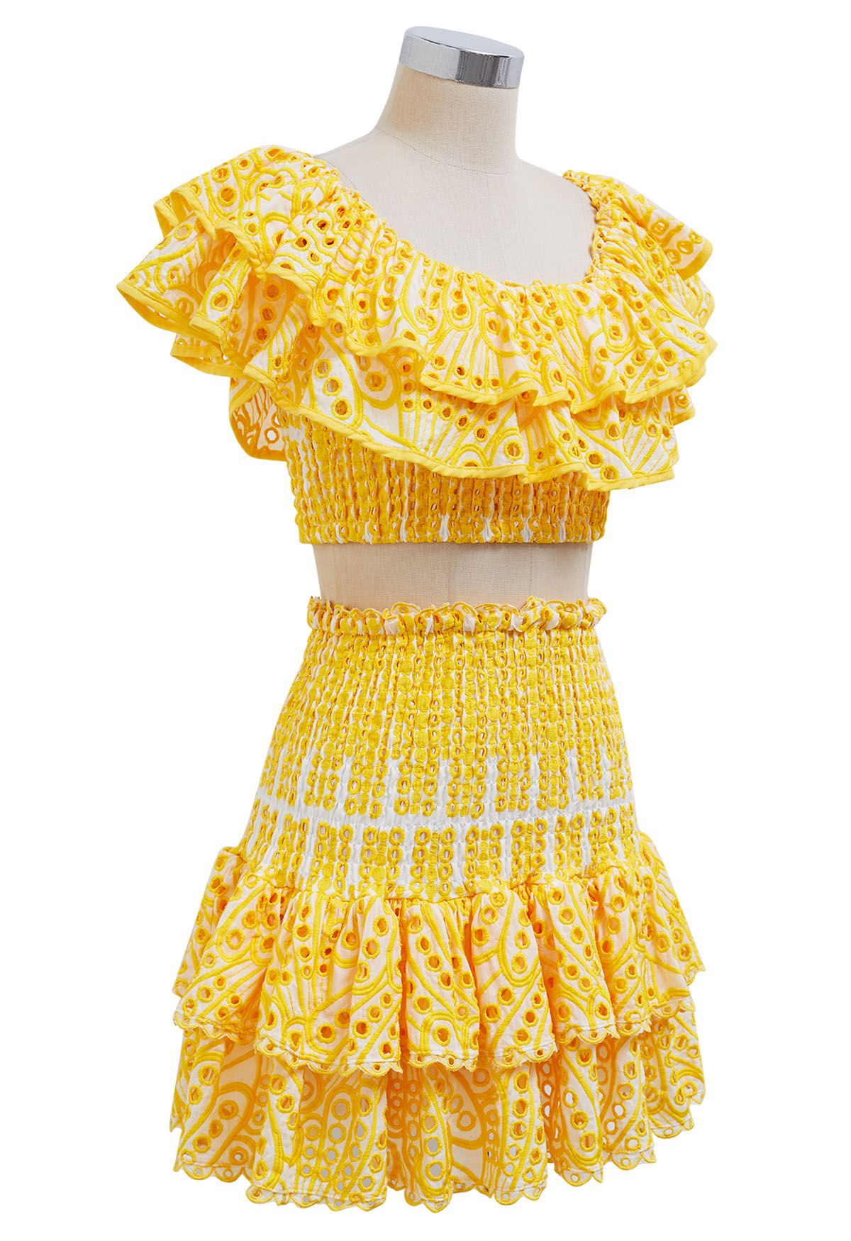 Conjunto de minifalda y top corto fruncido con hombros descubiertos y volantes en amarillo