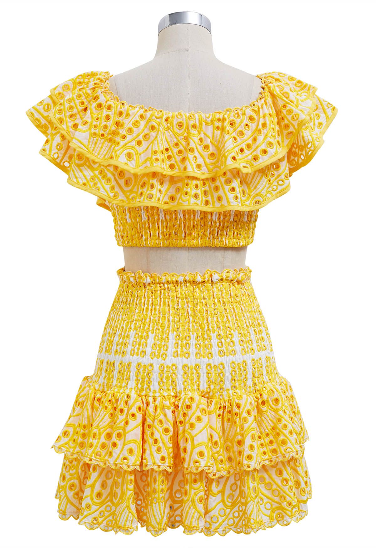 Conjunto de minifalda y top corto fruncido con hombros descubiertos y volantes en amarillo