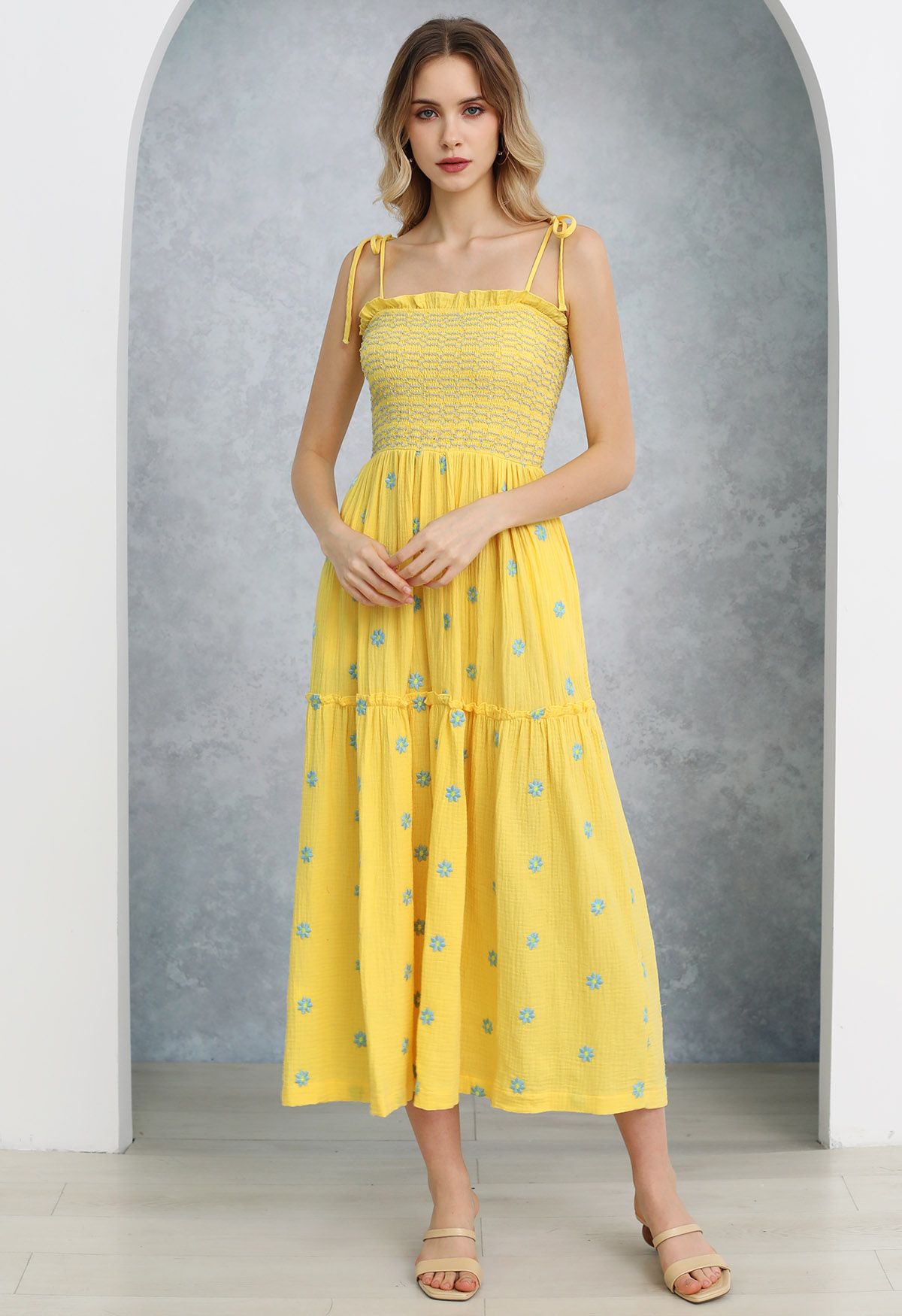 Vestido fruncido con hombros anudados y bordado Floret en amarillo