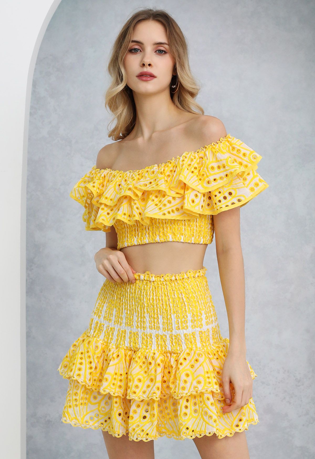 Conjunto de minifalda y top corto fruncido con hombros descubiertos y volantes en amarillo