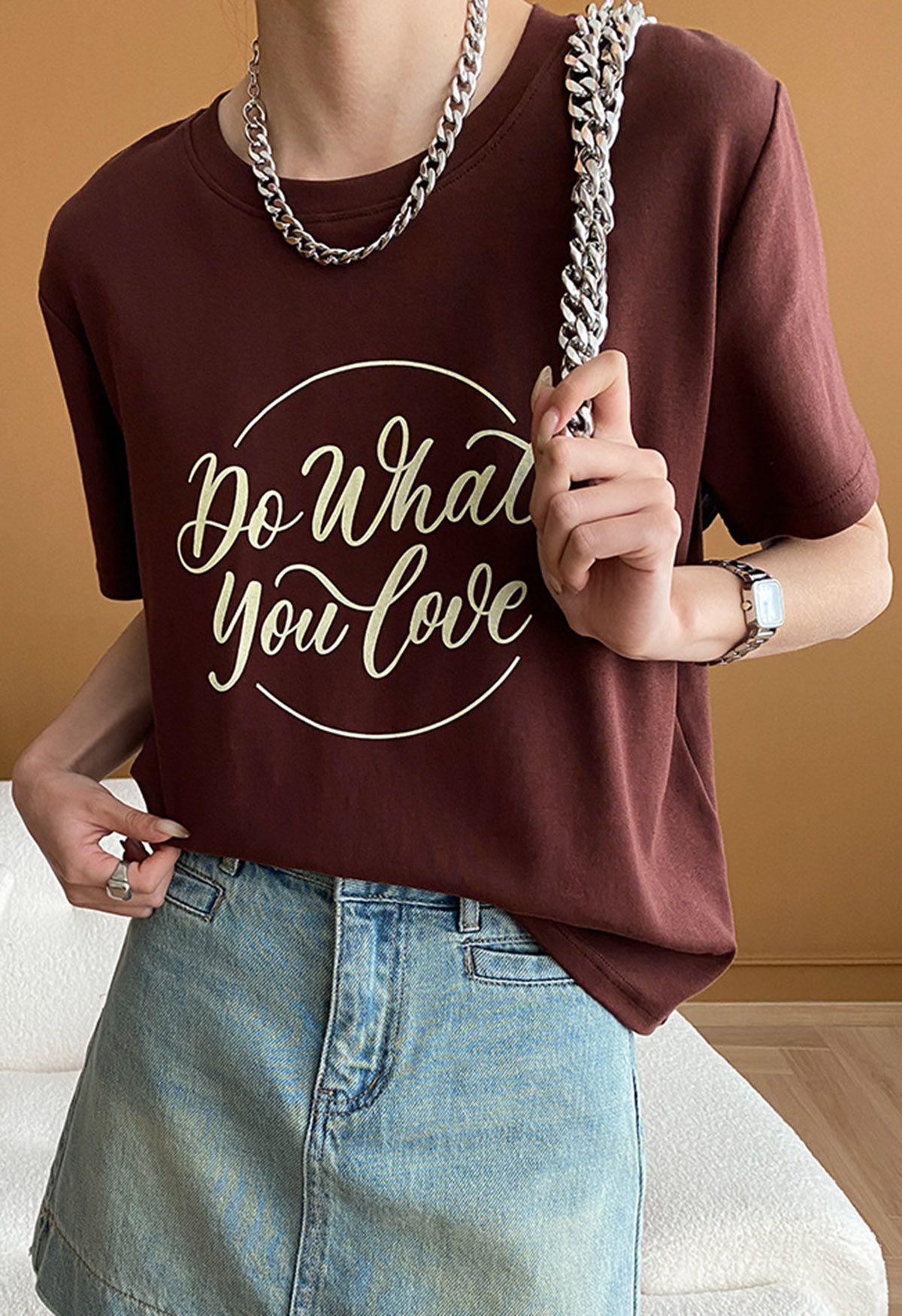 Camiseta con cuello redondo Do What You Love en marrón