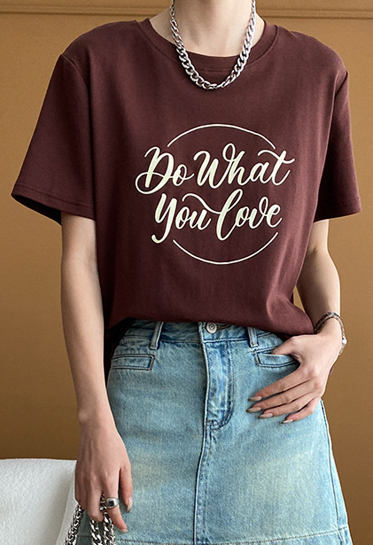 Camiseta con cuello redondo Do What You Love en marrón