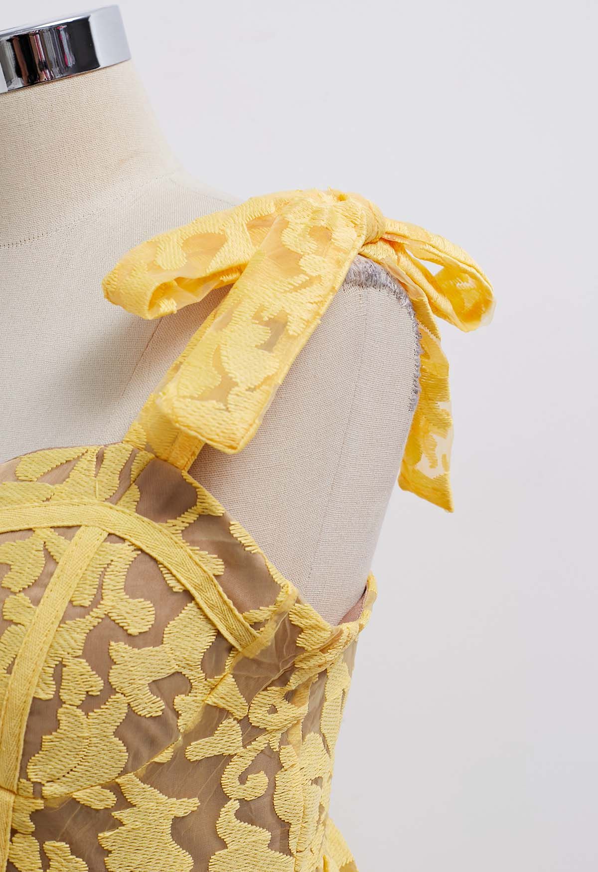 Vestido camisola de organza floral bordado amarillo