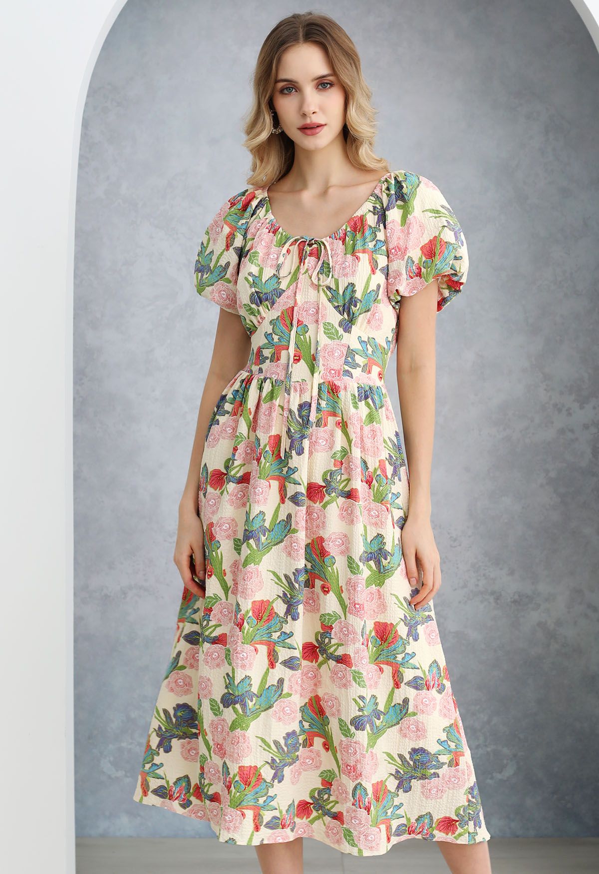 Vestido midi con mangas abullonadas y estampado de rosas de Leafy Garden