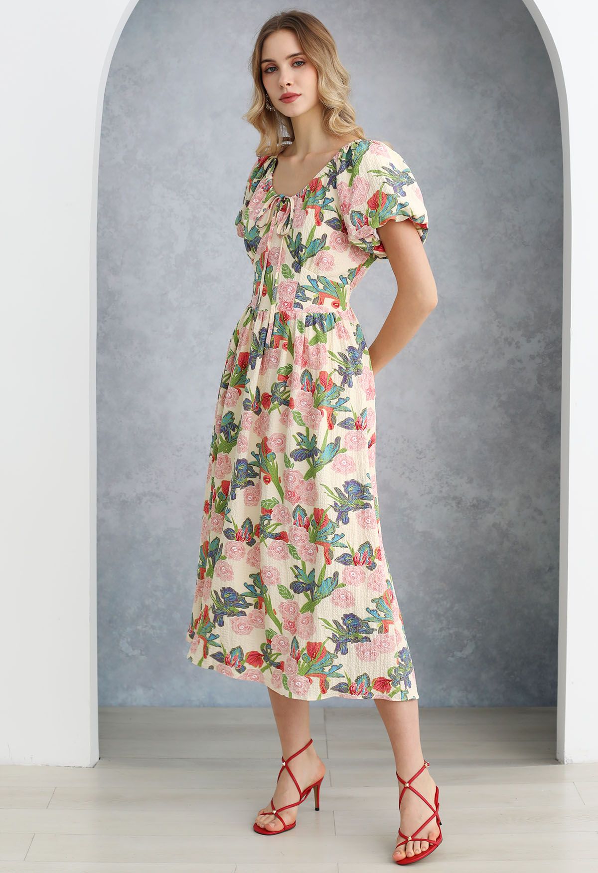 Vestido midi con mangas abullonadas y estampado de rosas de Leafy Garden