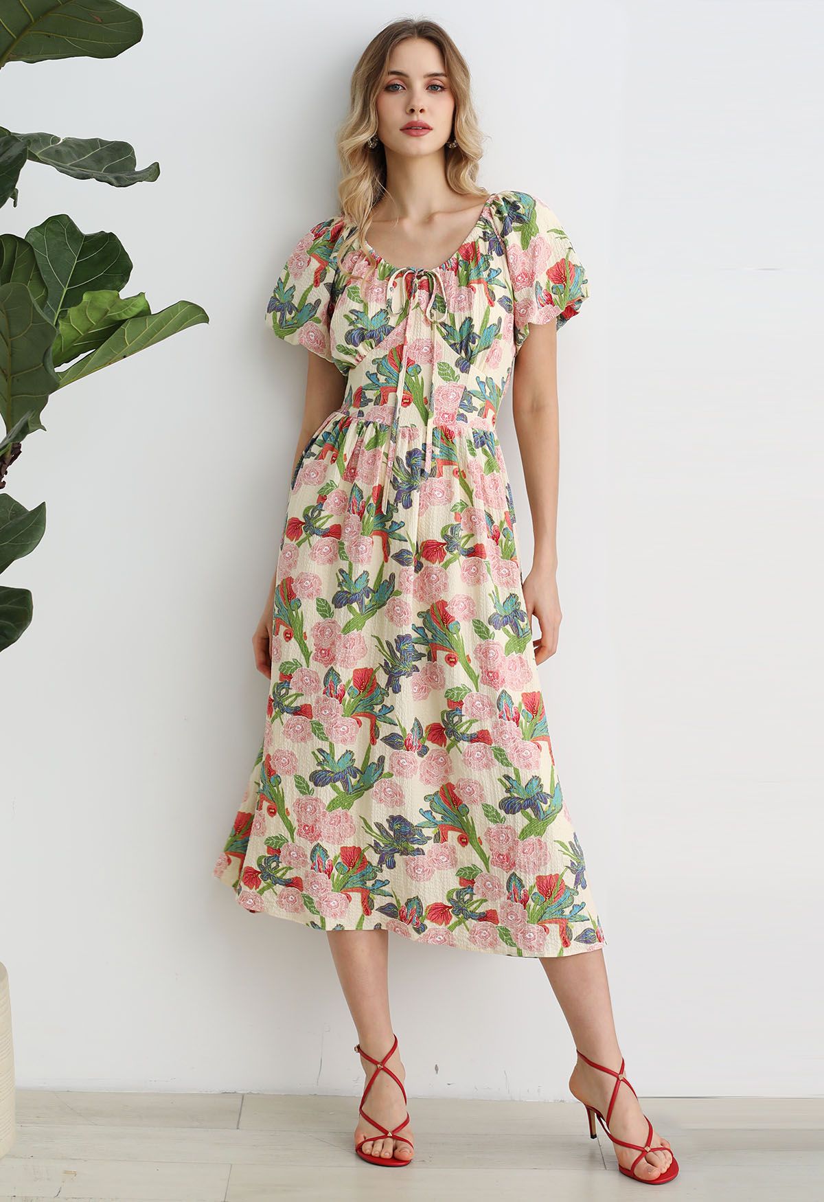 Vestido midi con mangas abullonadas y estampado de rosas de Leafy Garden