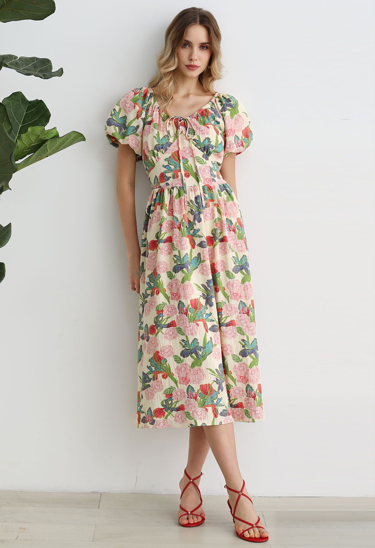 Vestido midi con mangas abullonadas y estampado de rosas de Leafy Garden