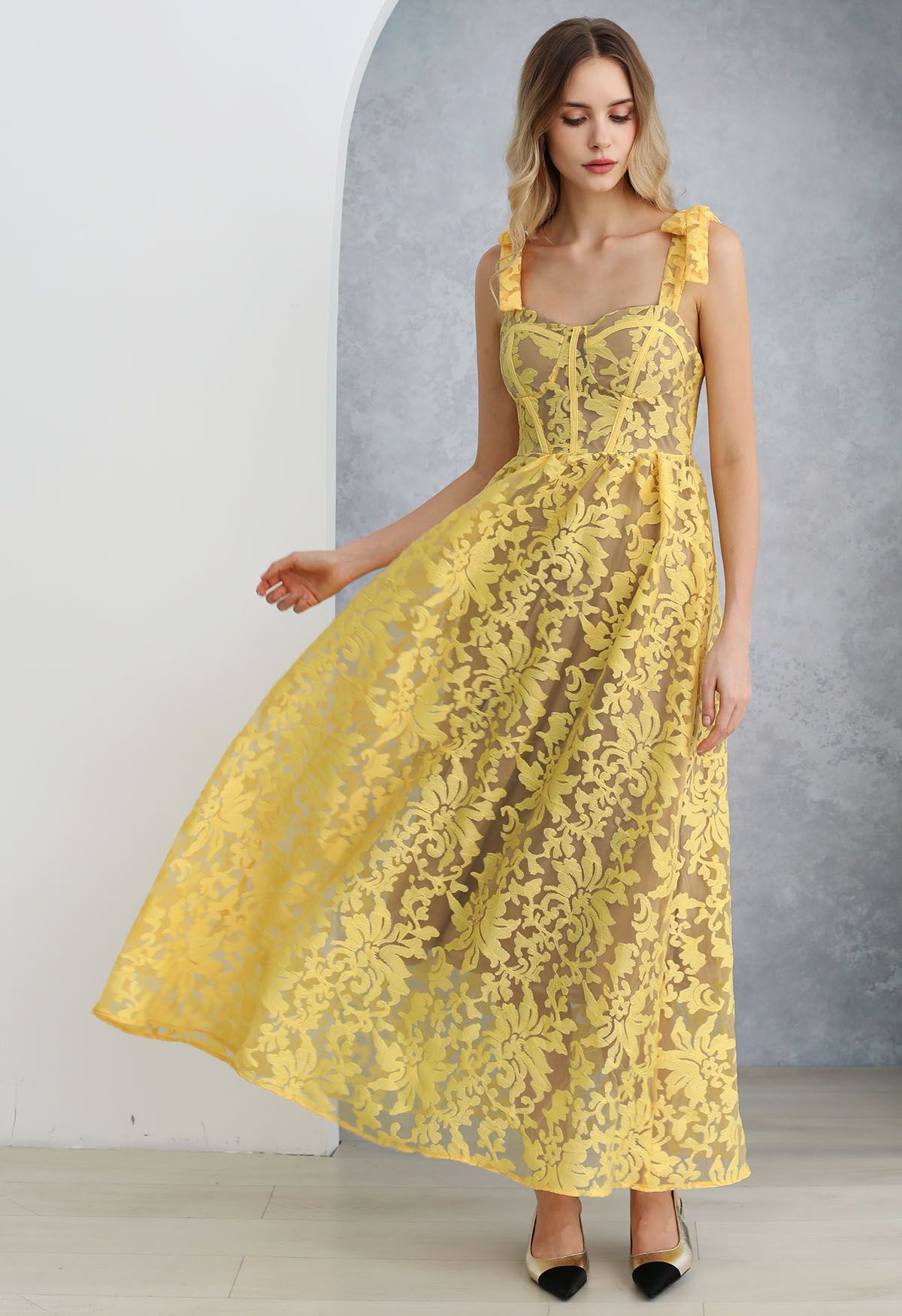 Vestido camisola de organza floral bordado amarillo