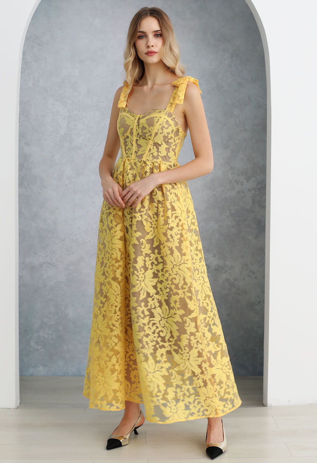 Vestido camisola de organza floral bordado amarillo