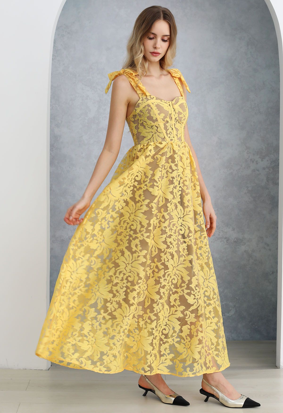 Vestido camisola de organza floral bordado amarillo