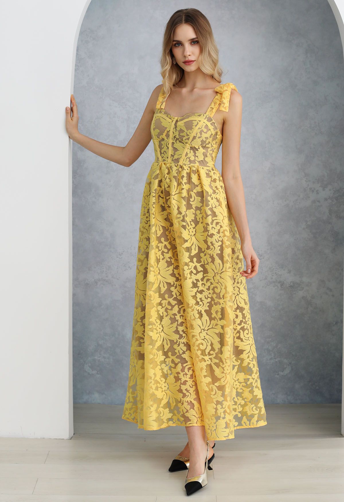 Vestido camisola de organza floral bordado amarillo