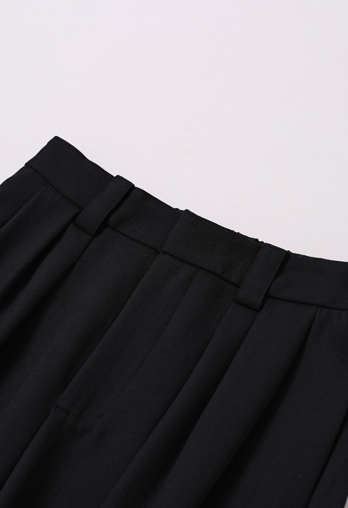 Pantalones rectos con cinturón de piel sintética en negro