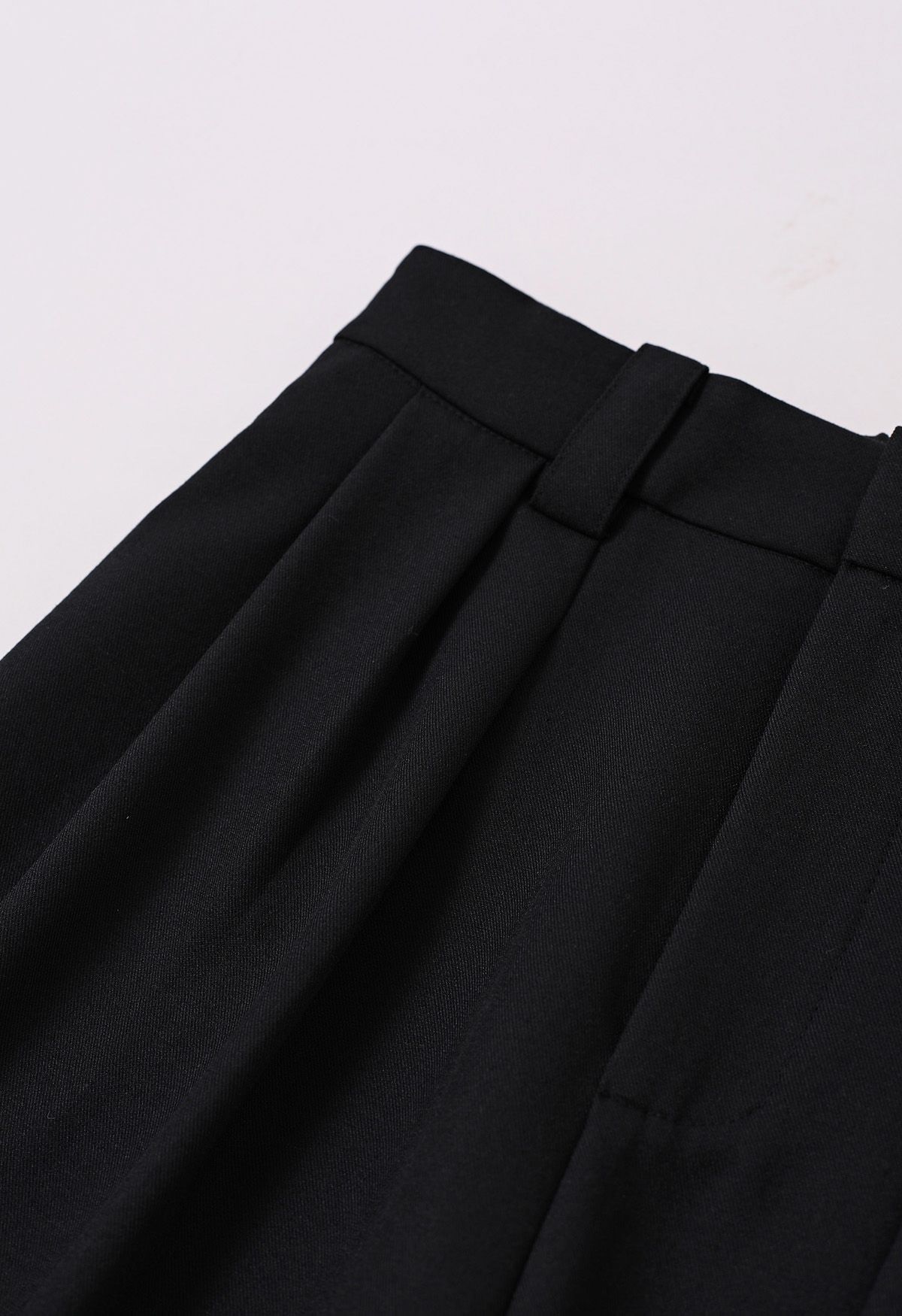 Pantalones rectos con cinturón de piel sintética en negro