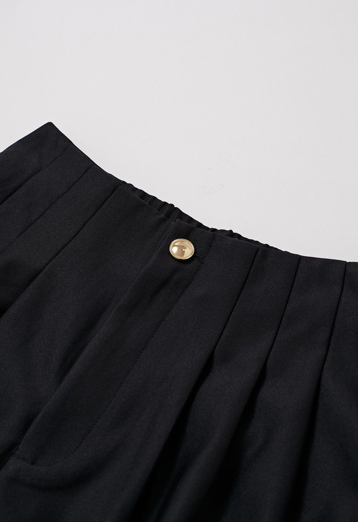 Pantalones rectos con detalle de pliegues pulidos en negro