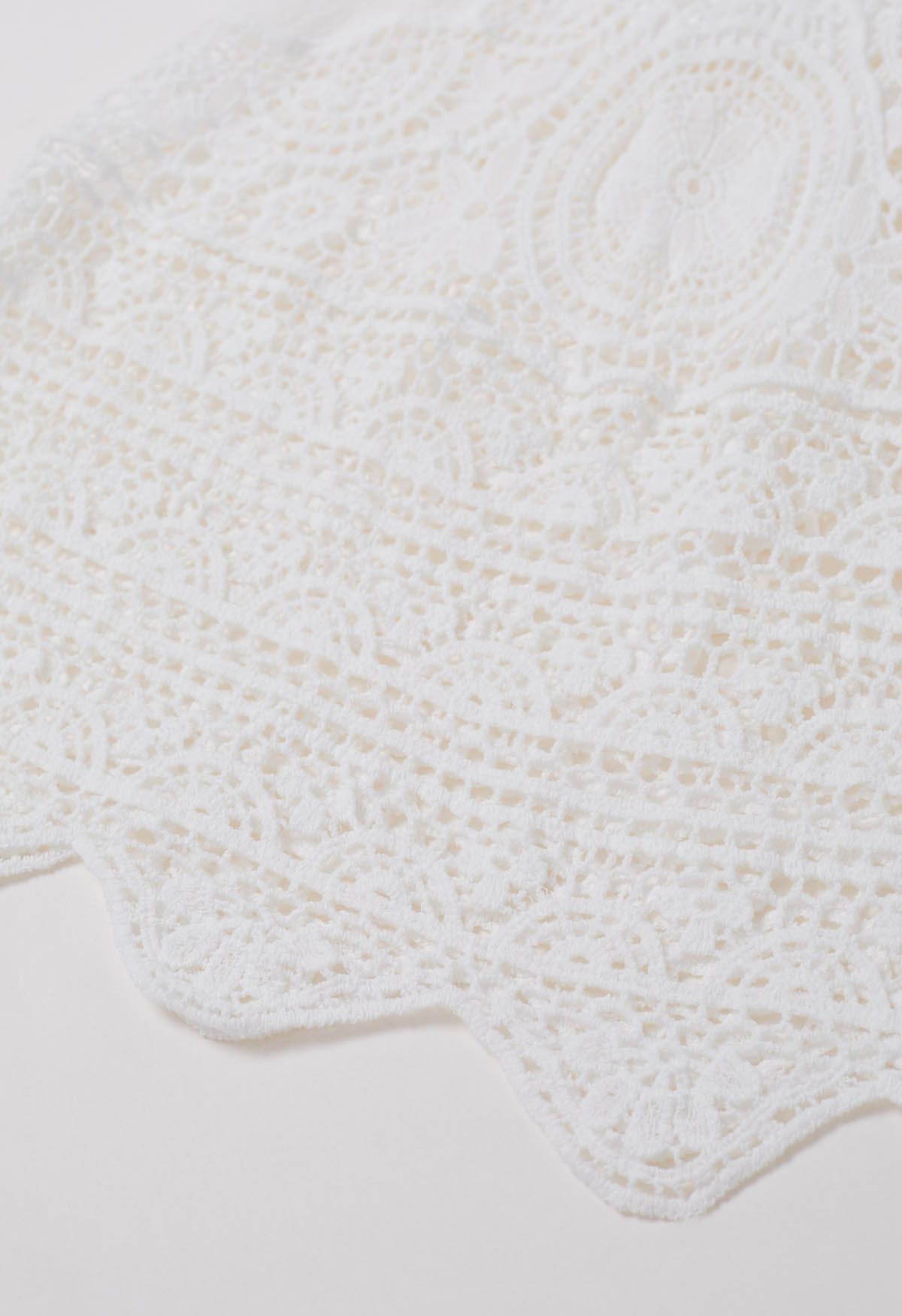 Falda larga de crochet con calado floral bordado en blanco