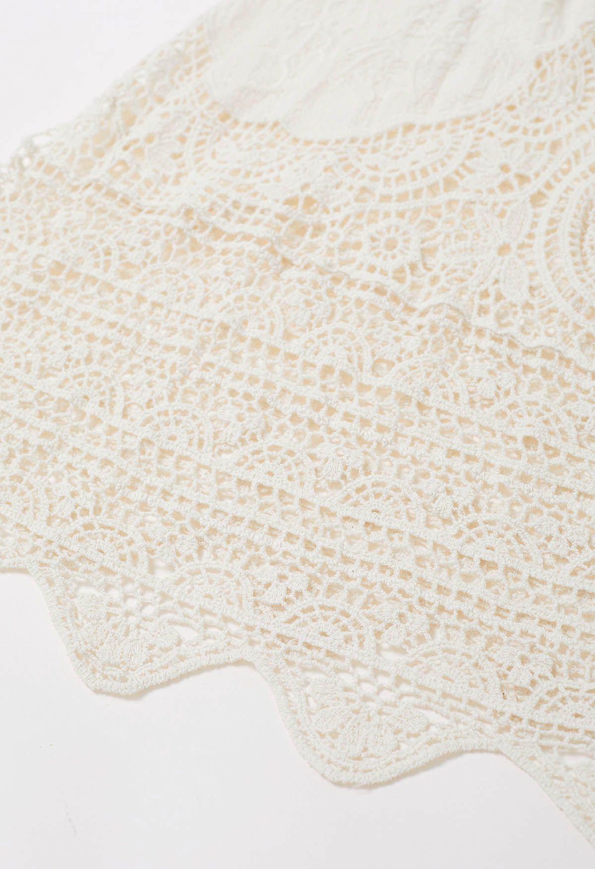 Falda larga de crochet con calado floral bordado en color crema