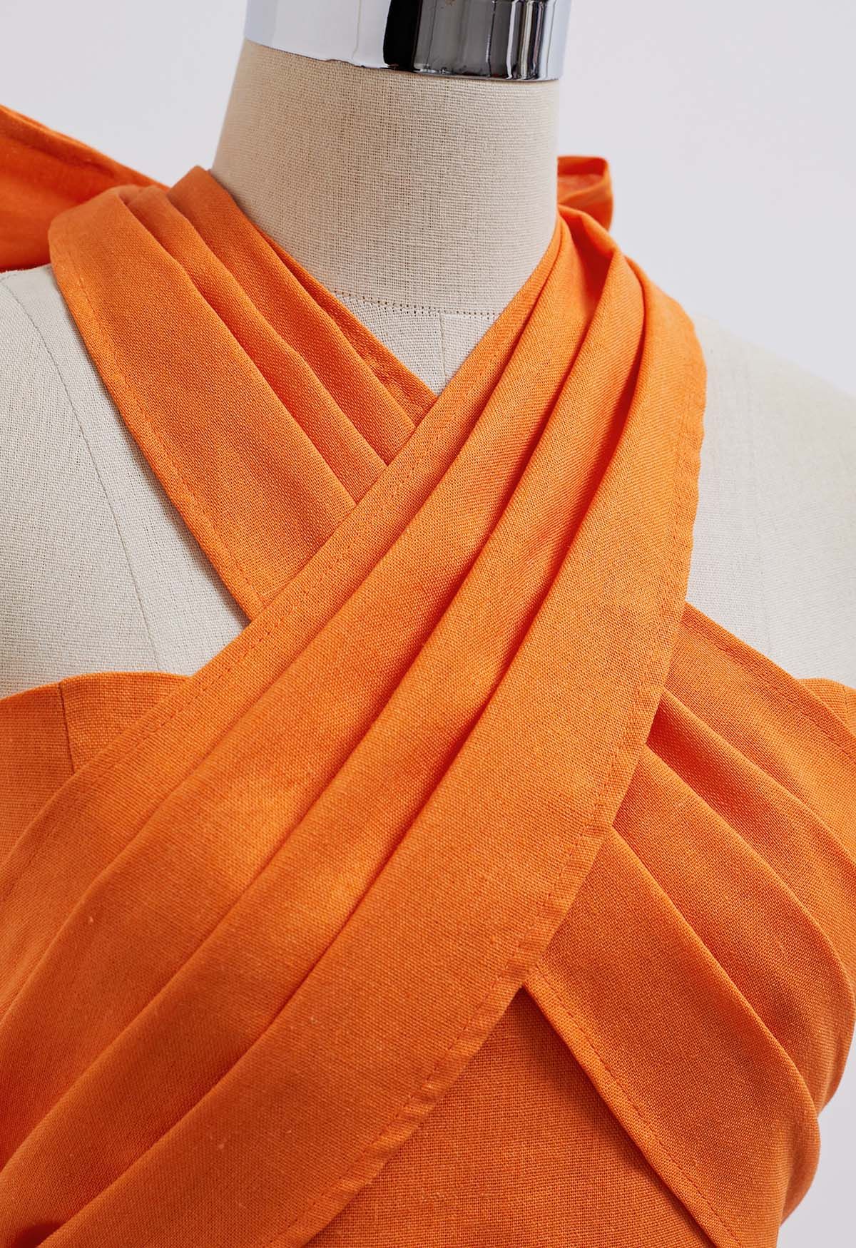 Top corto plisado con cuello halter cruzado en naranja