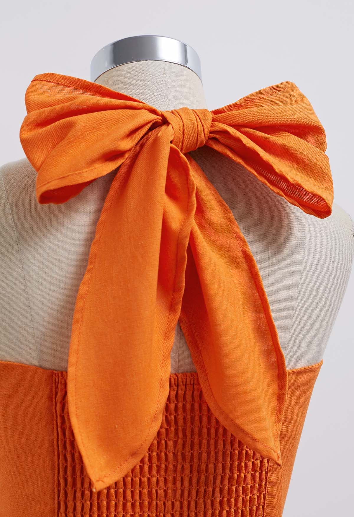 Top corto plisado con cuello halter cruzado en naranja