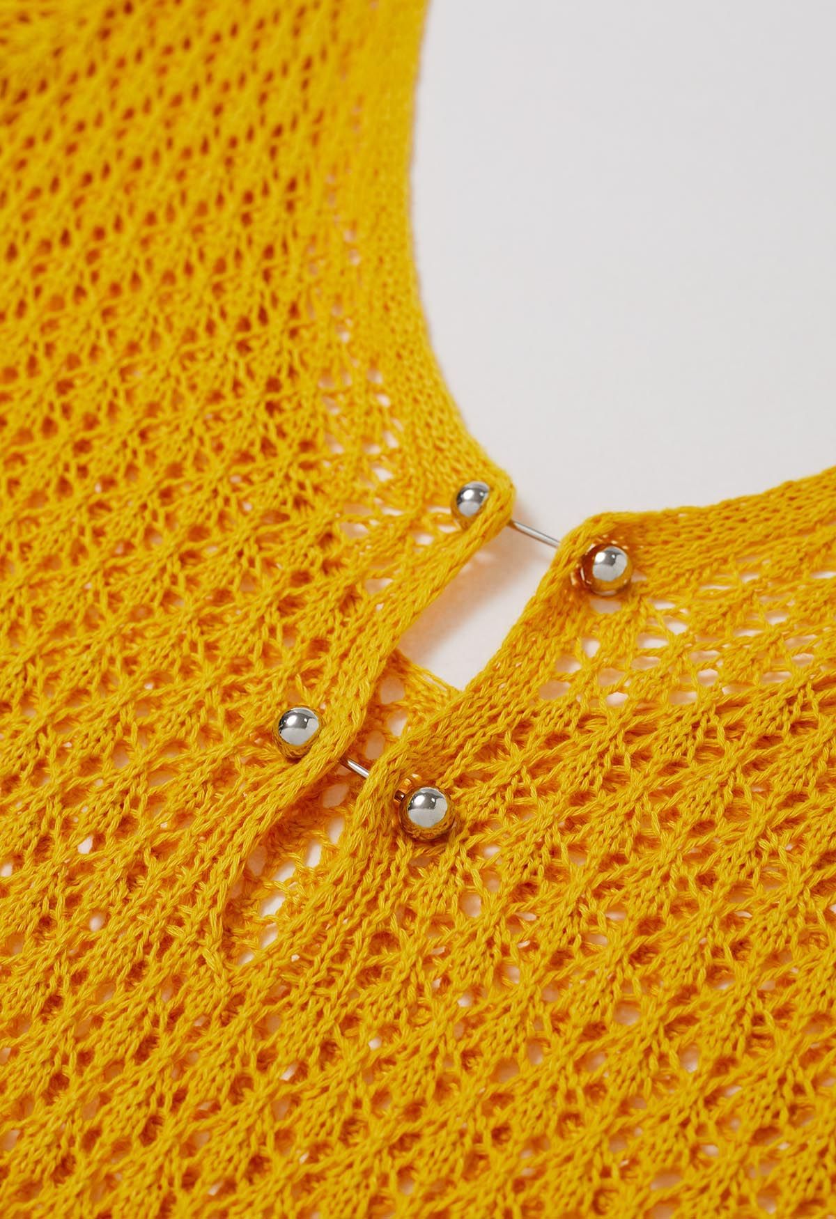 Pareo de crochet con decoración de cuentas y espalda abierta en amarillo