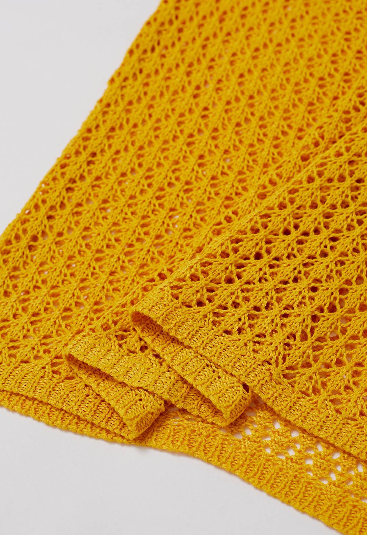 Pareo de crochet con decoración de cuentas y espalda abierta en amarillo