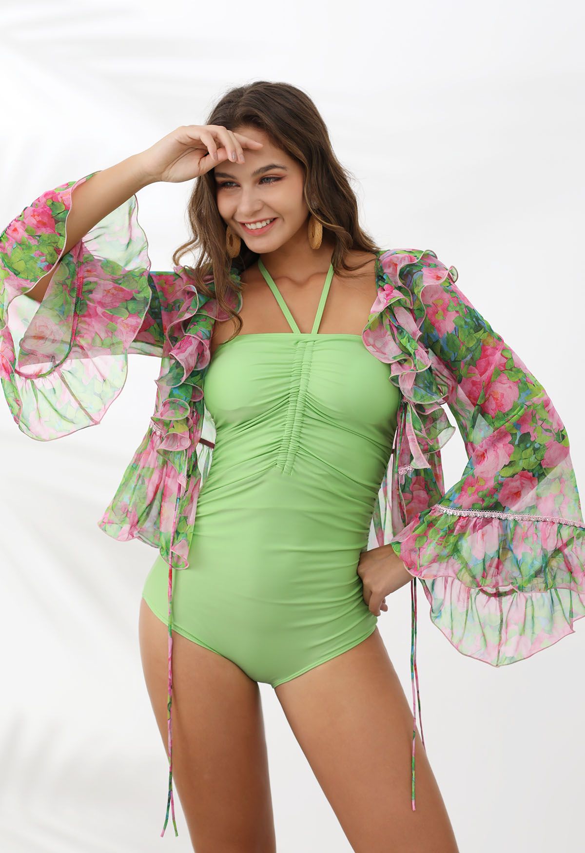 Top transparente con mangas acampanadas y volantes florales en acuarela en verde