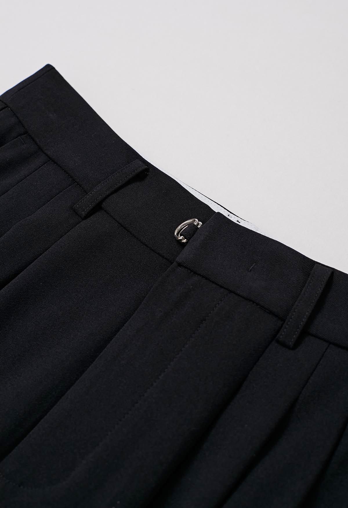 Pantalones rectos plisados con cinturón ajustable en negro