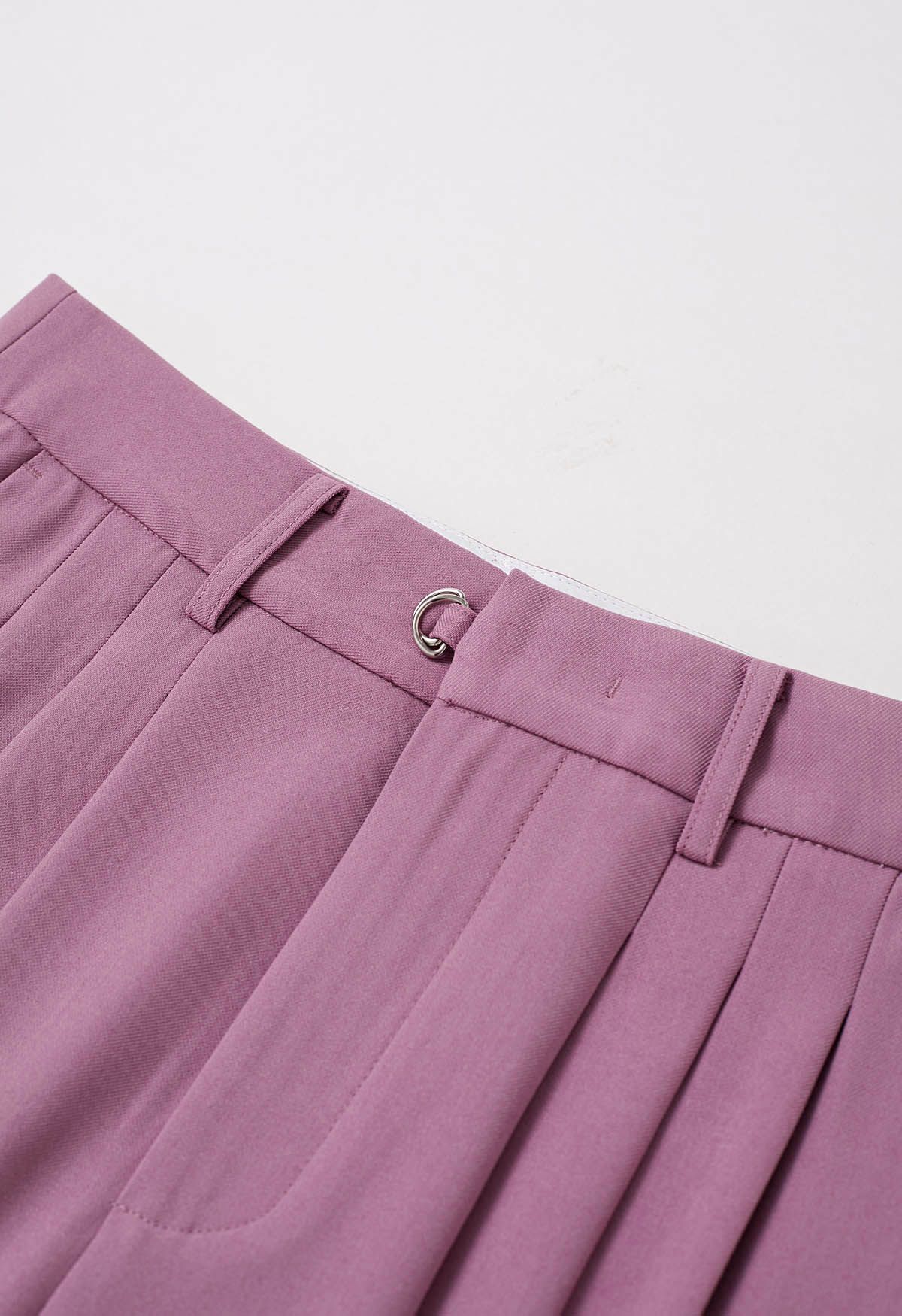 Pantalones rectos plisados con cinturón ajustable en violeta