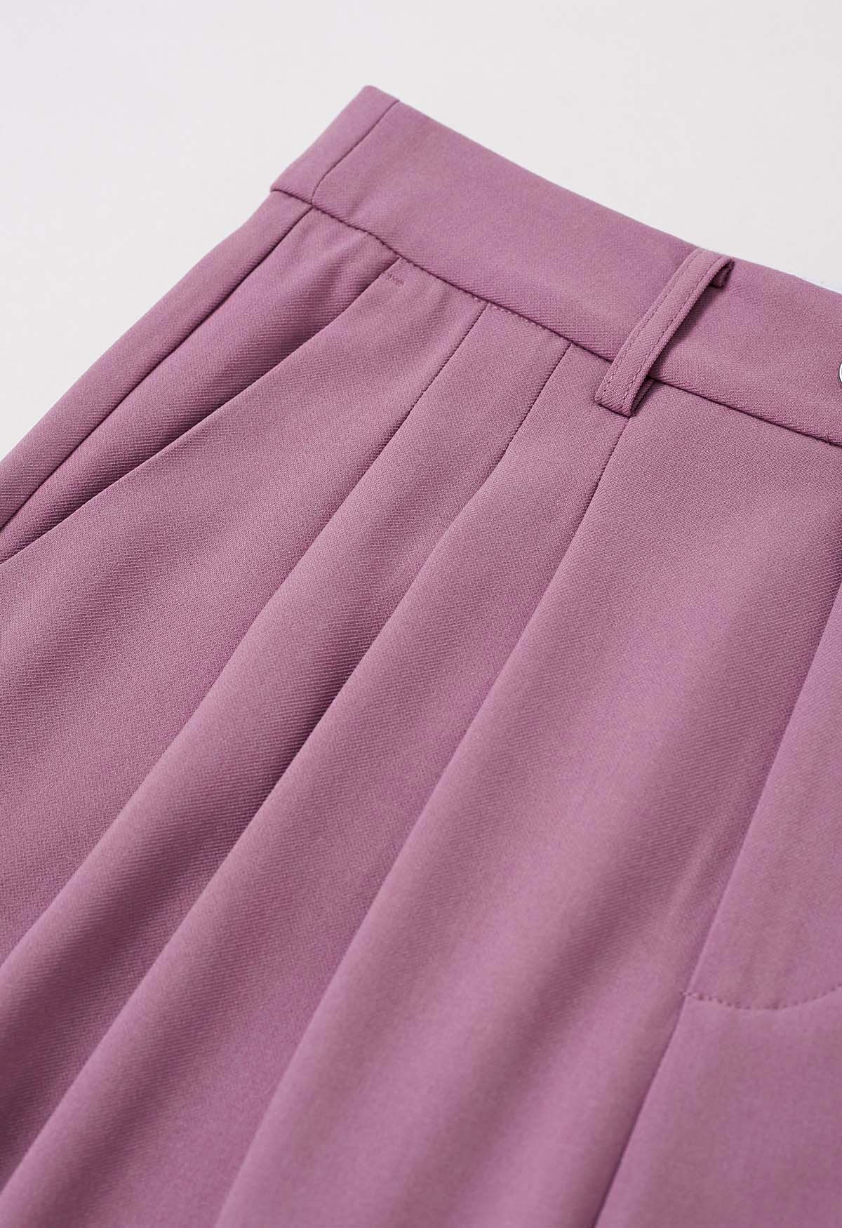 Pantalones rectos plisados con cinturón ajustable en violeta