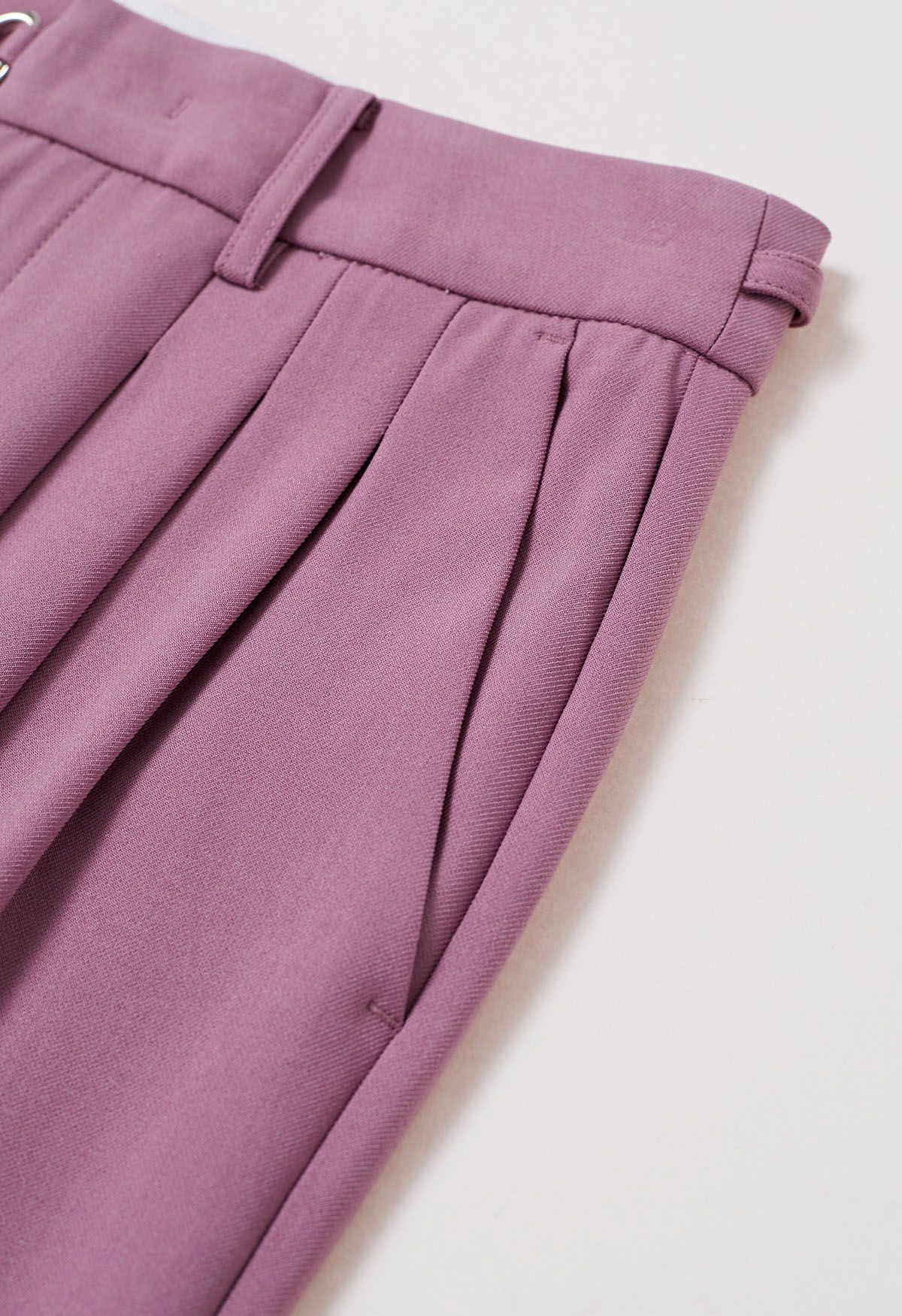 Pantalones rectos plisados con cinturón ajustable en violeta