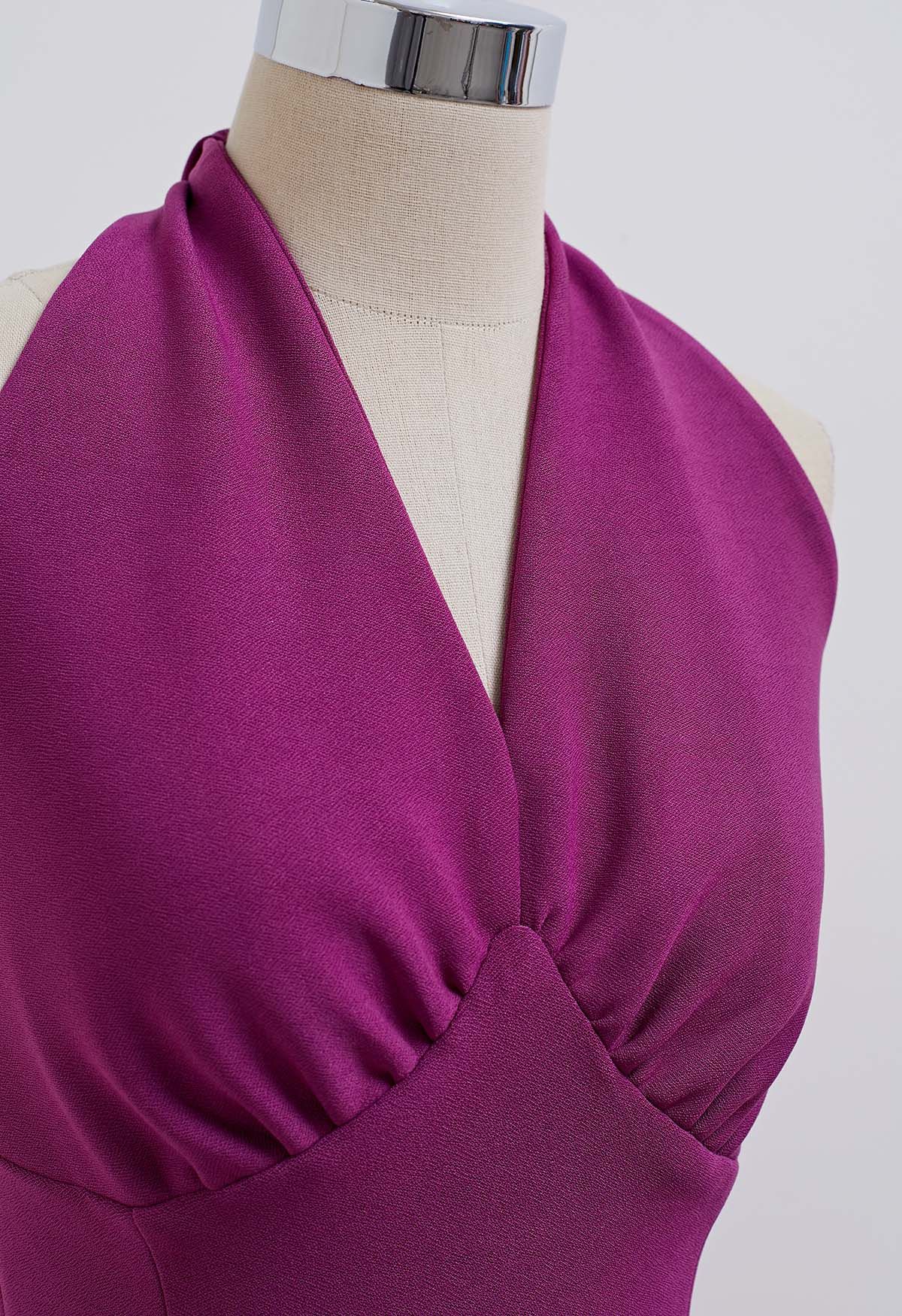 Vestido tubo con abertura y cuello halter de Modern Muse en color magenta