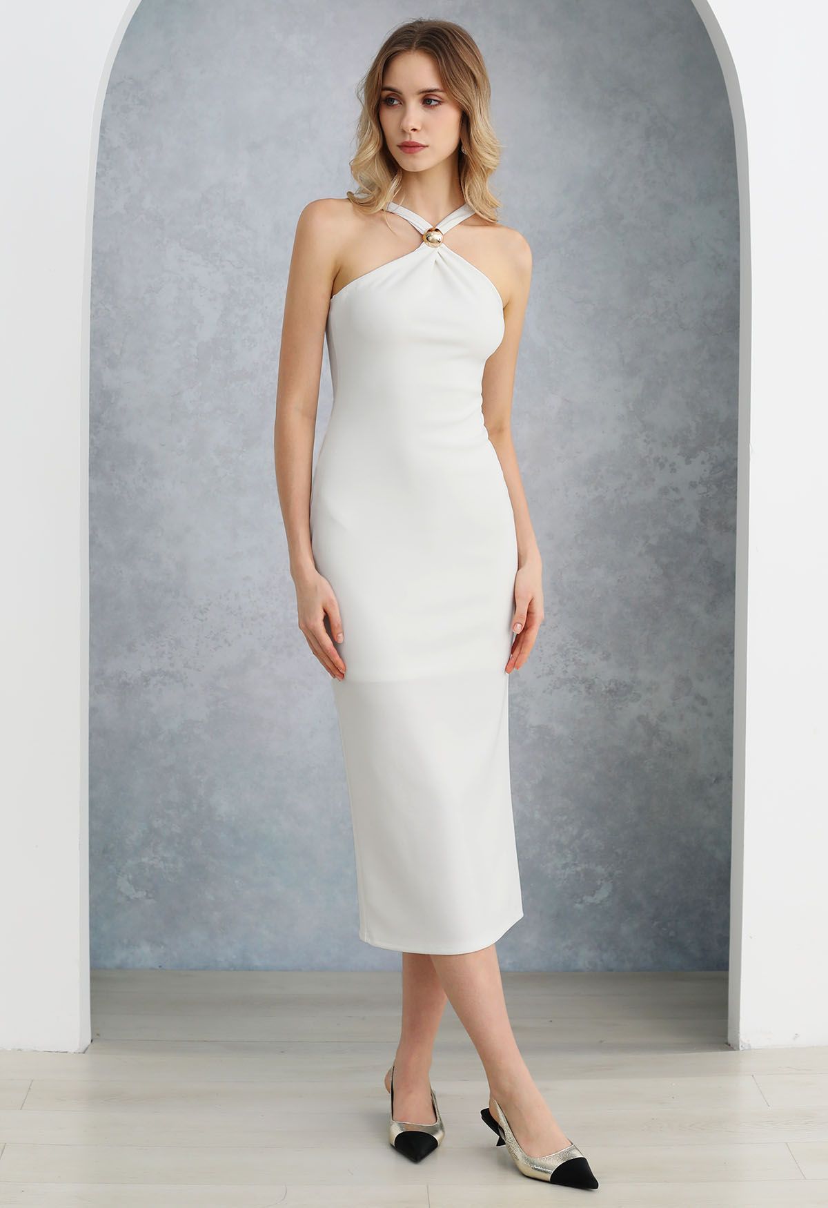 Vestido tubo con cuello halter y ribete de cuentas doradas en blanco