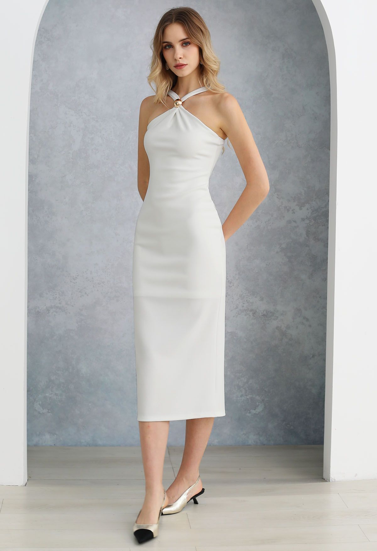 Vestido tubo con cuello halter y ribete de cuentas doradas en blanco