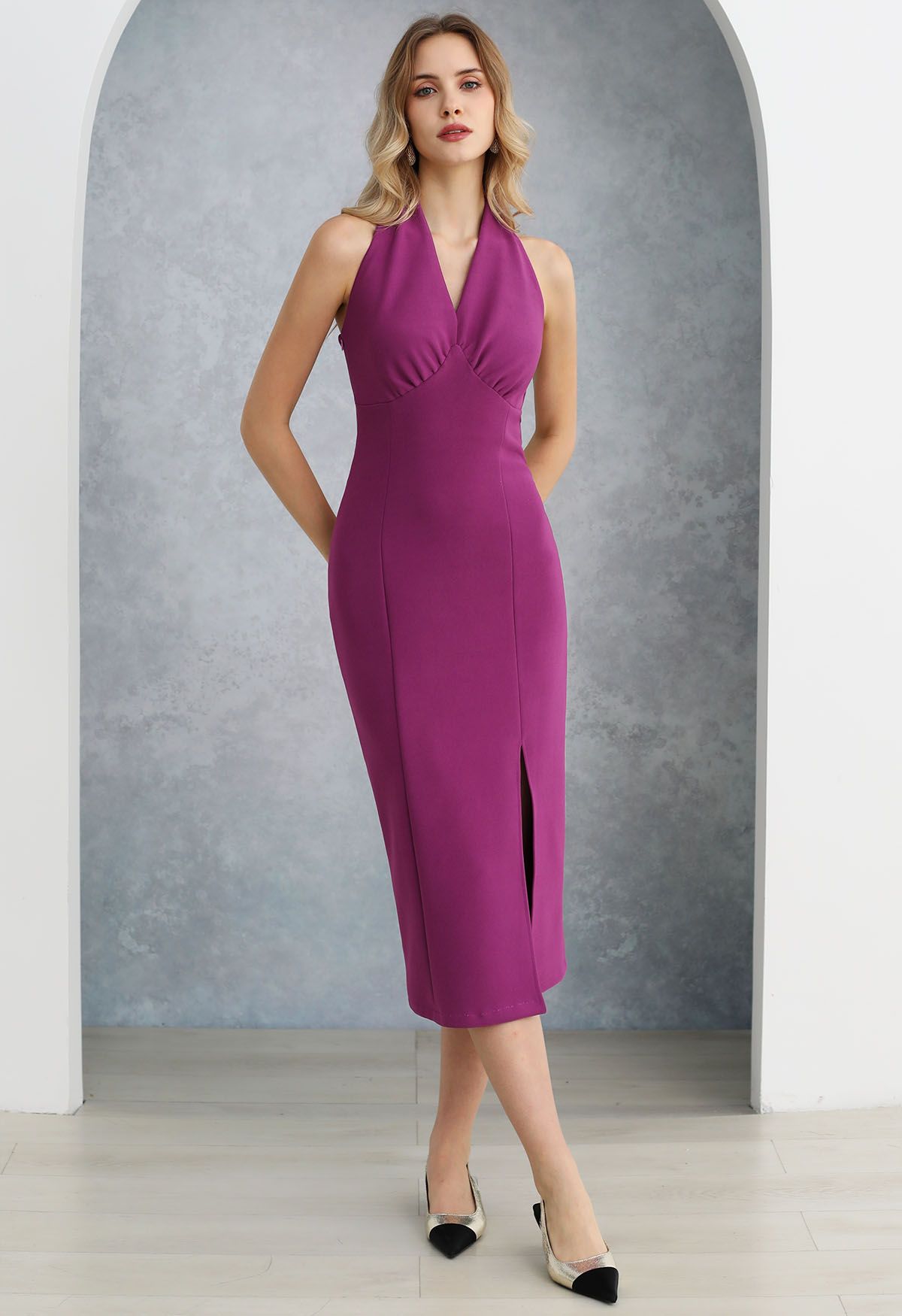 Vestido tubo con abertura y cuello halter de Modern Muse en color magenta