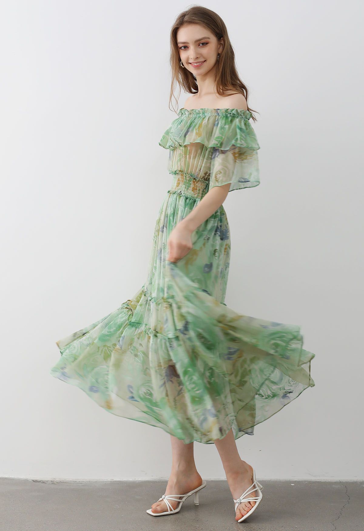 Vestido de gasa con volantes y hombros descubiertos florales en verde de Summer Days