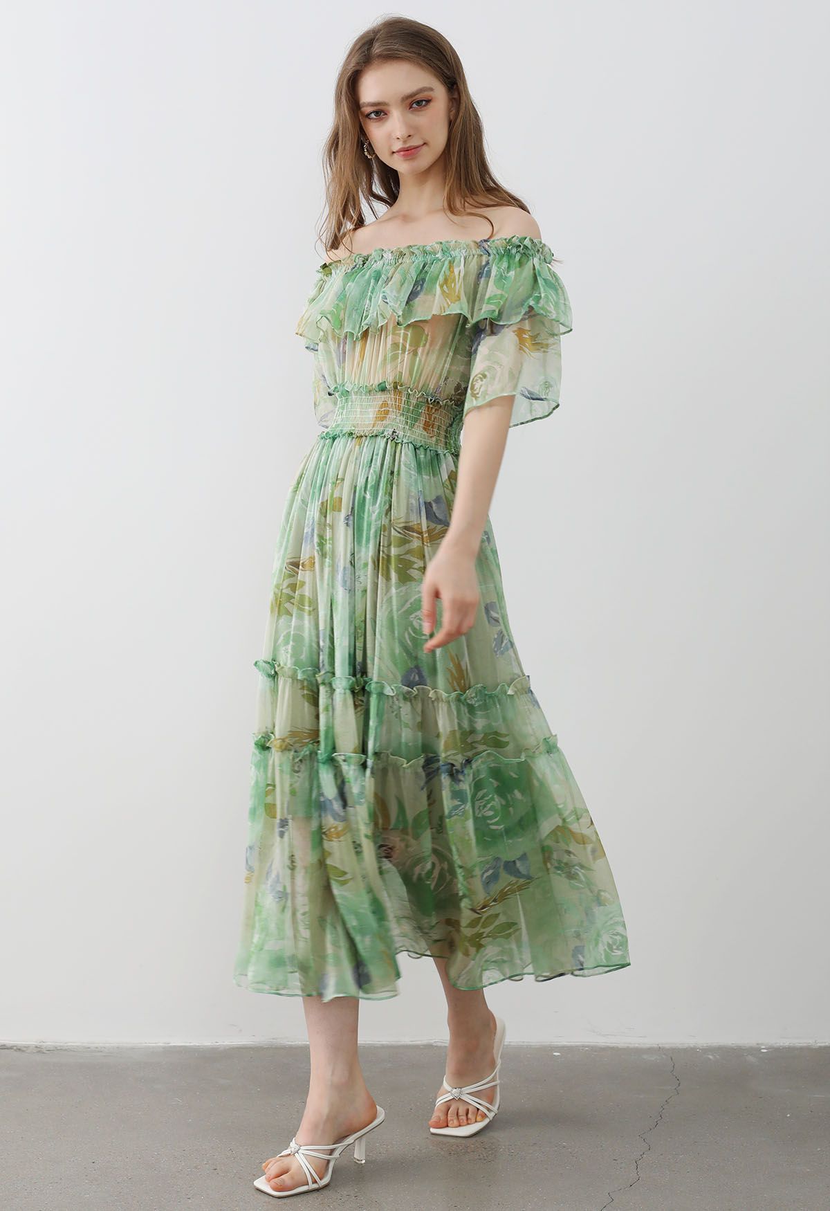 Vestido de gasa con volantes y hombros descubiertos florales en verde de Summer Days