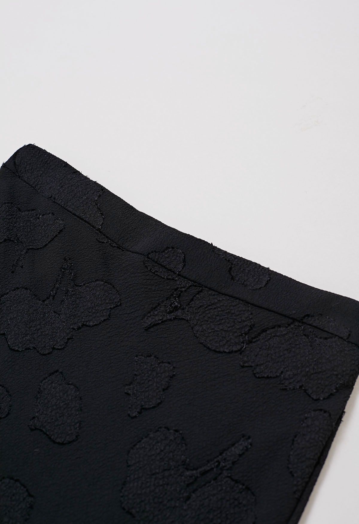 Falda larga con textura floral en relieve en negro