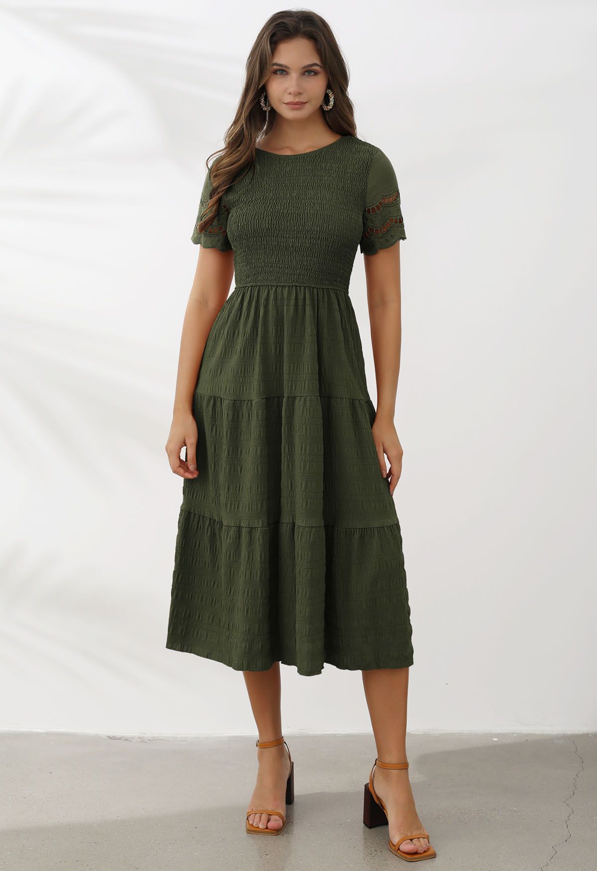 Vestido midi con corpiño fruncido y mangas caladas en verde militar