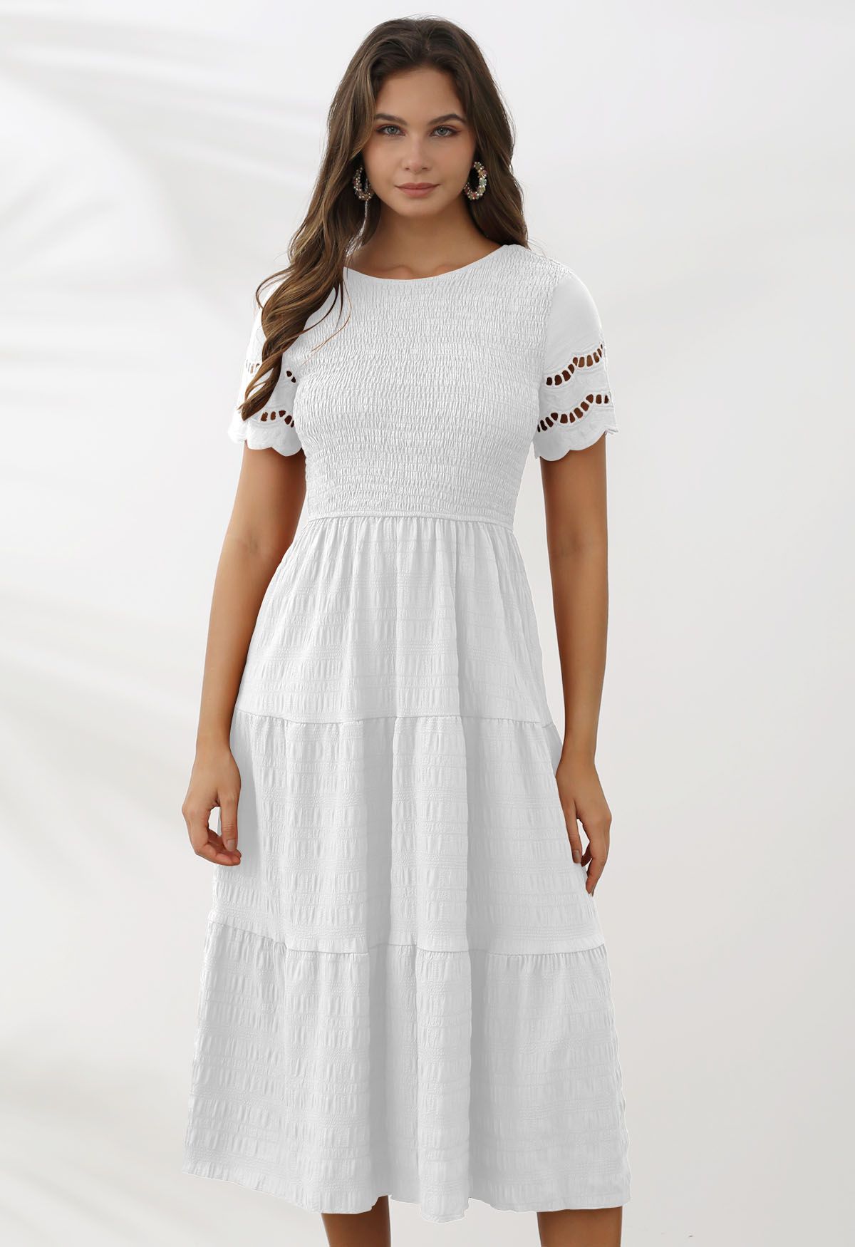 Vestido midi con corpiño fruncido y mangas caladas en blanco