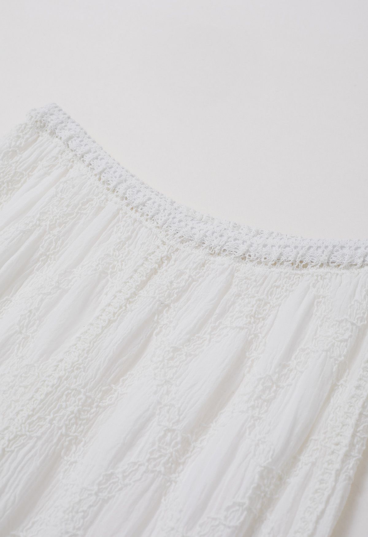 Pantalones de flores de crochet con puntada en forma de diamante en blanco