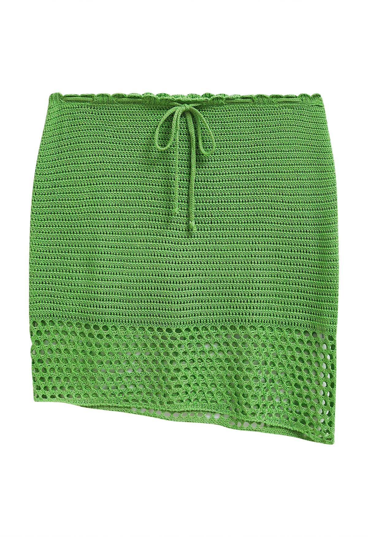 Conjunto de chaleco abotonado de crochet calado y falda con cordón en verde