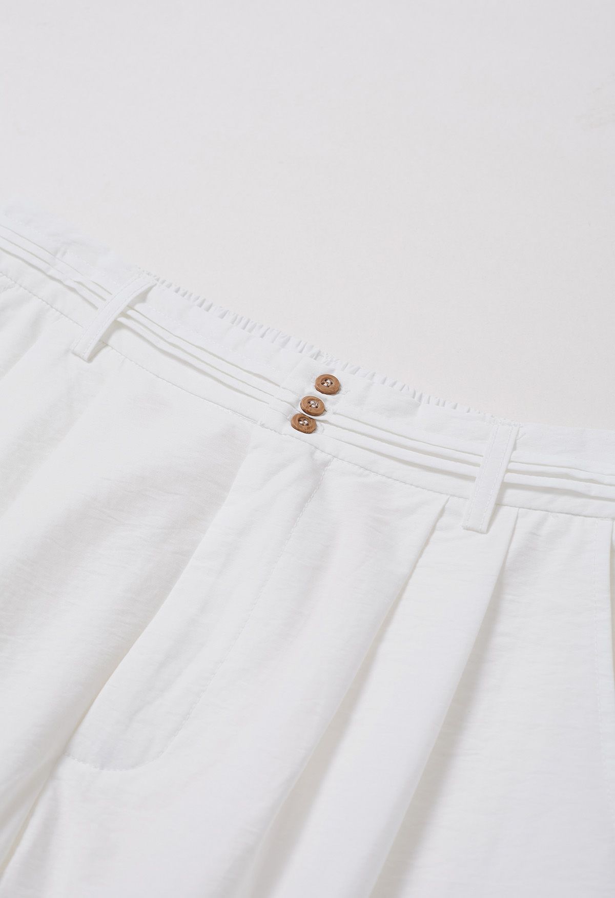 Pantalones anchos con detalle de pinzas en blanco