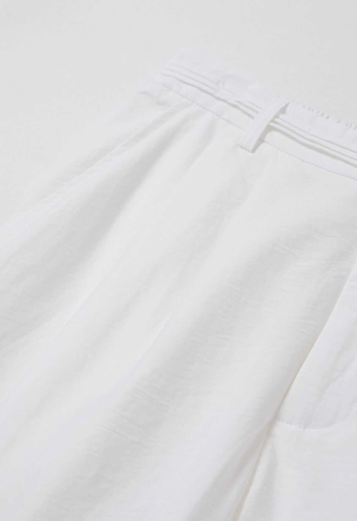 Pantalones anchos con detalle de pinzas en blanco