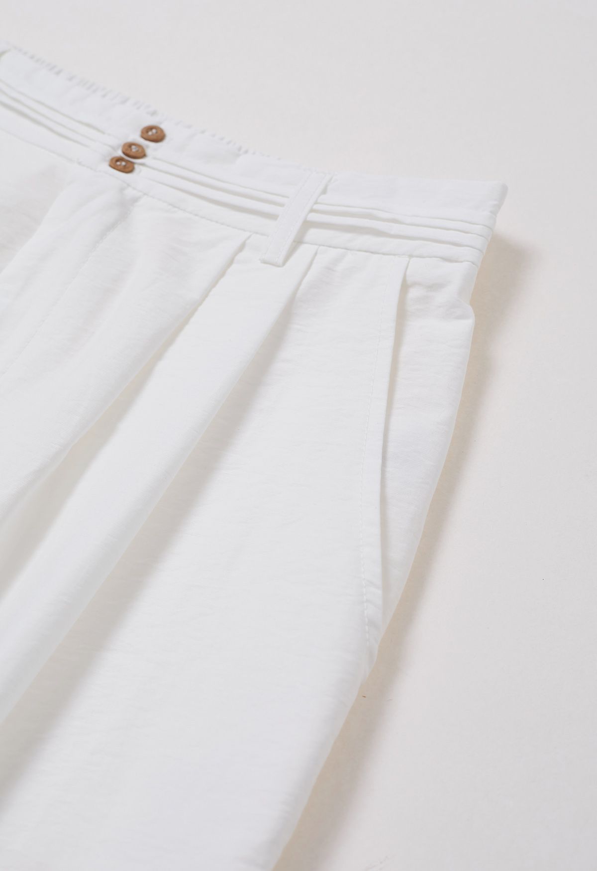 Pantalones anchos con detalle de pinzas en blanco