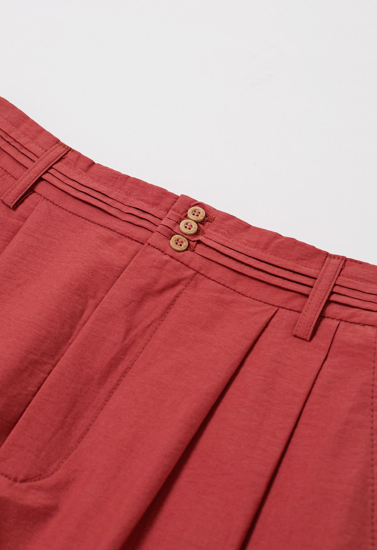 Pantalones anchos con detalle de pinzas en rojo